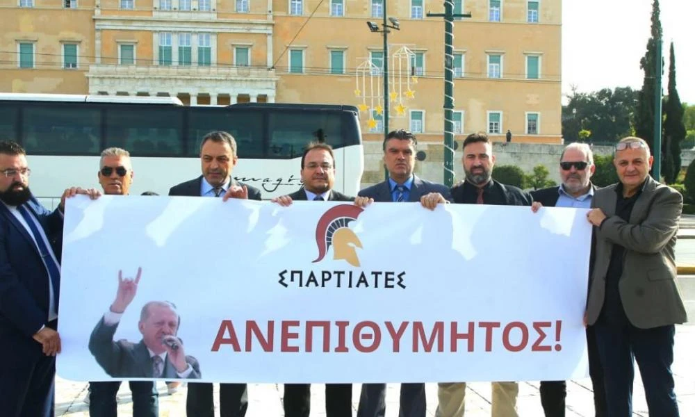 Σπαρτιάτες: Με πανό που γράφει «ανεπιθύμητος» υποδέχονται τον Ερντογάν στην Αθήνα